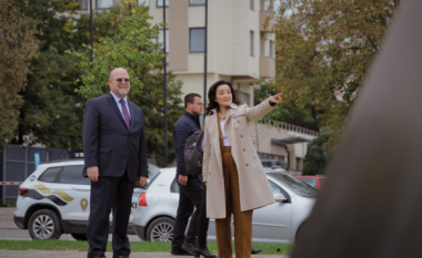 Ambasadorja Yuri Kim shkon në Kosovë, homologu e shëtit nëpër Prishtinë