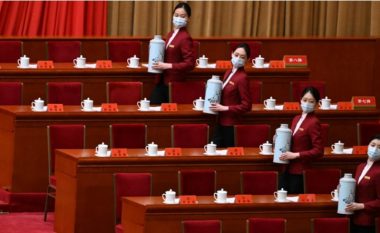 Ndodh vetëm në Kinë, në kongresin e Partisë Komuniste edhe çaji shërbehet me disiplinë ushtarake (VIDEO)