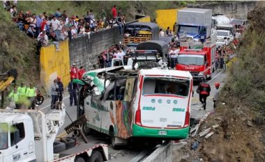 Përplaset autobusi, të paktën 20 persona të vdekur, 14 të plagosur, mes tyre edhe të mitur