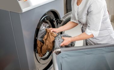 Mund të kthehen në prodhues mikrobesh, gabimi më i madh që bëni pasi lani rrobat në lavatriçe