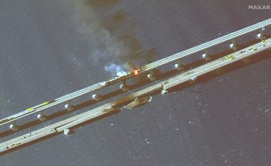 U sulmua një ditë më parë, publikohen imazhet satelitore që tregojnë dëmtimin e urës në Krime (FOTO LAJM)