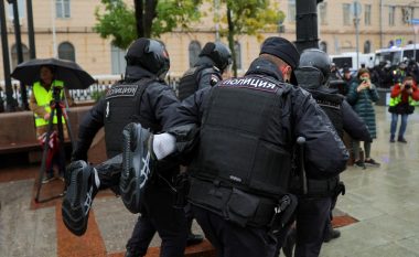 Policia ruse bastis rrugët, merr burrat me forcë për t’i dërguar në luftë