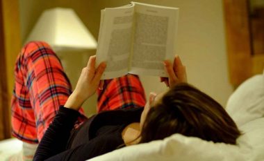 A e dini pse nuk duhet të lexoni kurrë libra në shtrat?