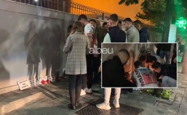 Vdekja e 32-vjeçarit në komisariat, të rinjtë e Lezhës ndezin qirinj (VIDEO)
