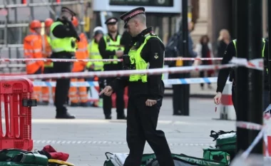 “Terror” në qendër të Londrës, sulmohen me thikë kalimtarët, 3 persona të plagosur