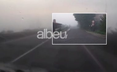 Mjegulla e dendur “pushton” autostradën Fushë Krujë – Milot, vështirësi në qarkullim (VIDEO)