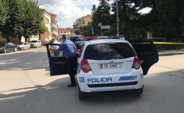 Policia kontrolle “blic” në Mirditë, në pranga 19-vjeçari i cili kishte fshehur automatikun në sendiljen e makinës