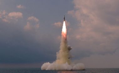 Koreja e Veriut lëshon dy raketa të tjera balistike