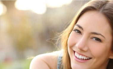 Zbuloni si ndikon buzëqeshja në shëndet