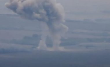 Qindra mina antitank dhe municion, momenti kur ukrainasit hedhin në erë arsenalin e rusëve (VIDEO)