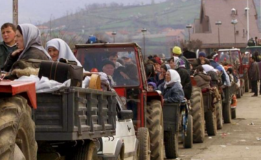 Dëbimi i shqiptarëve të Kosovës nga serbët në vitin 1999, dalin pamjet e rralla (VIDEO)