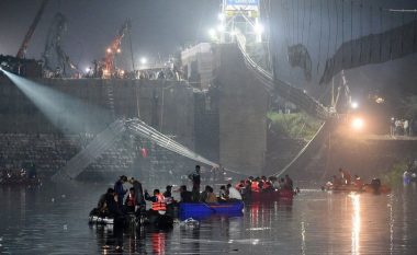Më shumë se 140 viktima, momenti tragjik kur shembet ura në Indi (VIDEO)