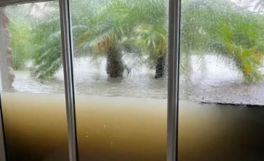 Uragani “Ian”, fotoja bëhet virale, dritarja i reziston shiut të madh