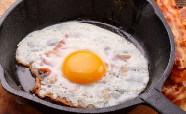 Nuk është aq e thjeshtë sa ç’duket, gabimi që bëni të gjithë para se të gatuani vezë