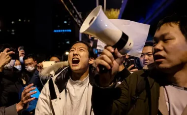 “Xi Jinping, largohu!”, protestat kundër bllokimeve anti-Covid sfidojnë seriozisht regjimin komunist në Kinë