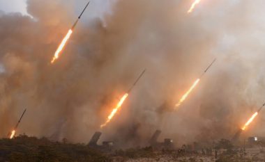 Rritet tensioni mes Koreve, lëshojnë raketa në brigjet e njëra-tjetrës për herë të parë