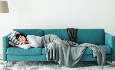 Bëni çdo natë një “sy gjumë” në divan? Tri arsye pse duhet të hiqni dorë nga ky zakon!