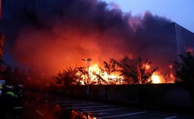 Zjarr në një fabrikë në Kinë, dhjetëra të vdekur