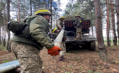 Pavarësisht mbrojtjeve ruse, forcat ukrainasit përparojnë në Luhansk