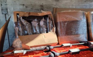 Policia zbulon 59 kg lëndë narkotike të fshehura në kamion në Igumenicë, shoferi gjendet pa shenja jete