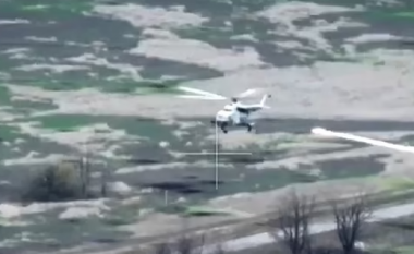 Forcat ukrainase rrëzojnë për tre minuta helikopterët rusë, njëri njihej si “Peshkaqeni i Zi” (VIDEO)