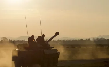 Franca dërgon tanke në Rumani për të përforcuar krahun lindor të NATO-s