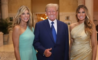 Dasma e vajzës së tij, Donald Trump pozon me ish-gruan e dytë dhe Melanian