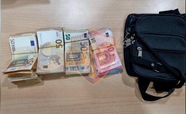 Sekuestrohen 17 mijë euro në Kapshticë, turku po i fuste në Shqipëri me çantën e dorës
