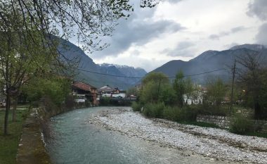 E rëndë në Pejë, shqiptarët dhunojnë dhëndrin e tyre dhe e hedhin në lumë