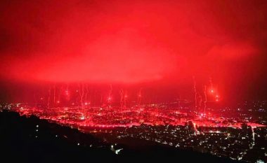 Pamje mahnitëse! Ballistët festojnë 30-vjetorin e krijimit, Tetova “digjet nga flakët e kuqe” (VIDEO)