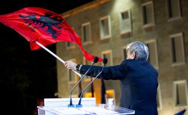 Berisha publikon fotot nga protesta: Miting i jashtëzakonshëm, tsunam i lirisë së shqiptarëve!
