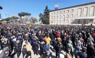 Protesta e opozitës, nisen drejt Tiranës protestuesit e parë nga rrethet