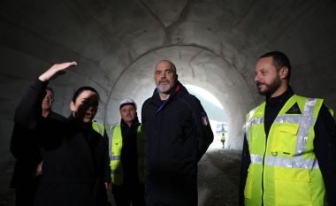 Rama inspekton tunelin e Llogarasë, Balluku: Do të shikojmë dritë në fund të shkurtit