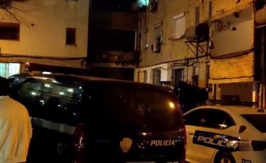 Plagoset një person në Tiranë teksa luante domino, komshiu e goditi me thikë pas sherrit se bënte zhurmë