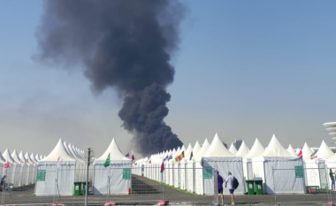 Momente paniku në Katar, zjarr i madh pranë tendave të tifozëve (VIDEO)