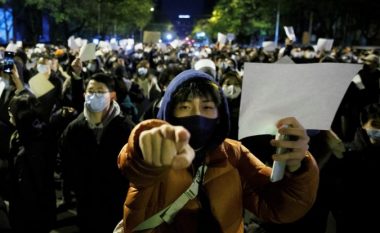 Protesta kundër kufizimeve të COVID-19, protestuesit përleshje me policinë kineze: Nuk duam maska, duam liri!