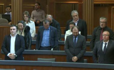 Kosovë, deputetët e rinj të Listës Serbe bëjnë betimin dhe largohen nga salla