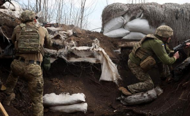 Flenë me turne gjatë ditës, jeta në llogoret e ushtarëve ukrainas ku të gjithë janë një “familje”