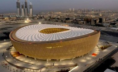 Tifozët po ngrijnë në stadiumet e Katarit