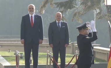 Rama mbërrin në Shkup, pritet me ceremoni zyrtare nga Kovaçevski (VIDEO)