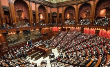 Deputetet italiane do të mund të ushqejnë fëmijët me gji brenda sallës së Kuvendit