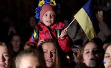 Ukrainasit në festë pasi Kievi rimori qytetin kyç Kherson