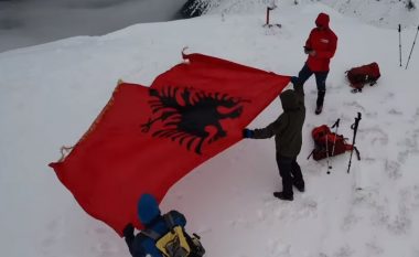Flamuri ngrihet në 2561 m lartësi, Alpinistët nga Kosova i bëjnë Shqipërisë dhuratën speciale pë 110-vjetorin e Pavarësisë (VIDEO)