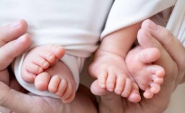Arsyet përse fëmijët binjakë lindin më herët se koha e përcaktuar