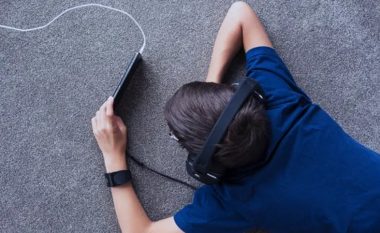 Shifra alarmante, OBSH: Më shumë se 1 miliard të rinj rrezikojnë humbjen e dëgjimit