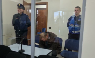 Qëlloi për vdekje me mjet prerës bashkëfshatarin në Pogradec, del para gjykatës 63-vjeçari