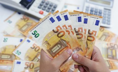 Euro nuk mban më, sot kapi fundin fare! Leku “palos” edhe Dollarin me Paundin