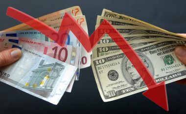 Bien monedhat e huaja, dollari dhe euro rënie në pikiata