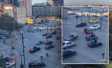 Pavarësia e Shqipërisë, vargu i makinave me flamuj kuq e zi përshkon rrugët e Tiranës (VIDEO)