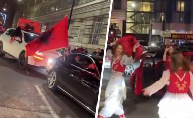 Makina luksoze, flamunj kuq e zi dhe valle, qindra shqiptarë “pushtojnë” Londrën për festën e Pavarësisë (VIDEO)